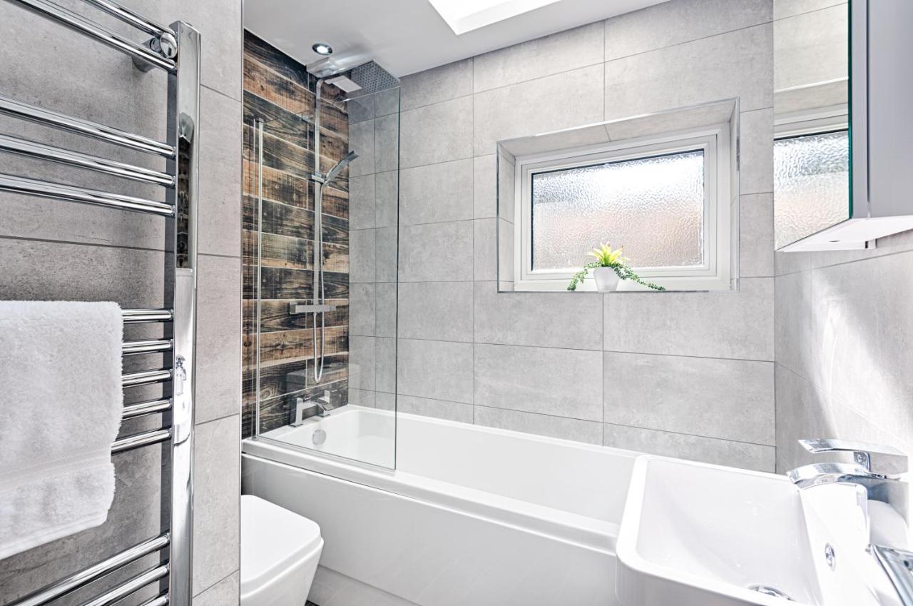 Luxury Property With Hot Tub And Sea Views Oystermouth Exterior photo