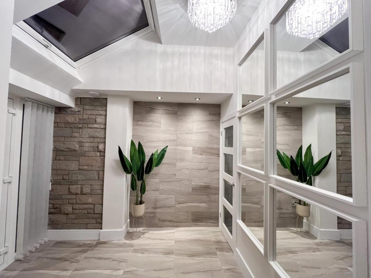 Luxury Property With Hot Tub And Sea Views Oystermouth Exterior photo